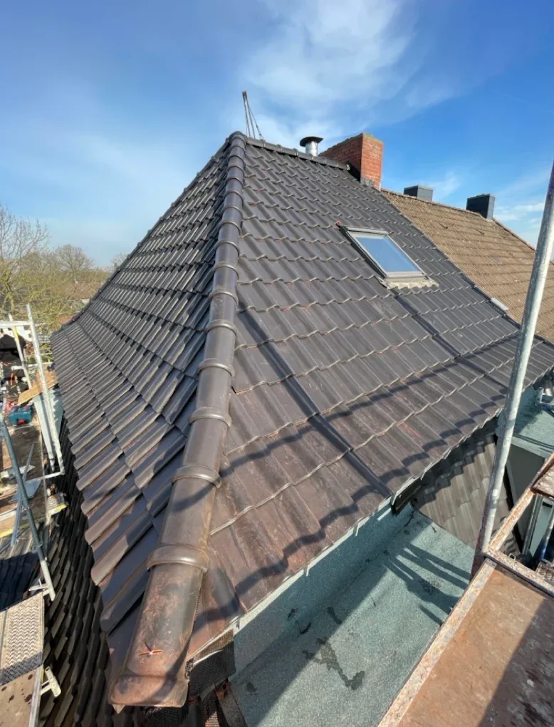 Fertig eingebautes Dachfenster im Ziegeldach in Dortmund